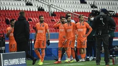Hakemê çaremîn ê pêşbirka PSG-Başakşehîrê ji pêşbirkê hat derxistin