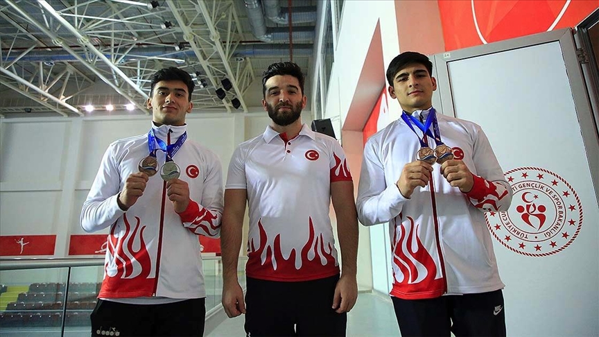 Genç milli cimnastikçiler madalya almanın gururunu yaşıyor
