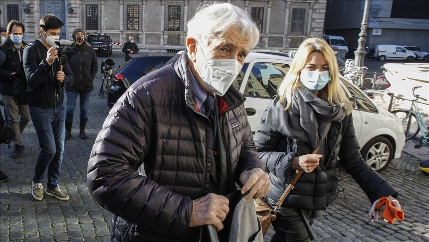 Italian writer returns French honor in protest