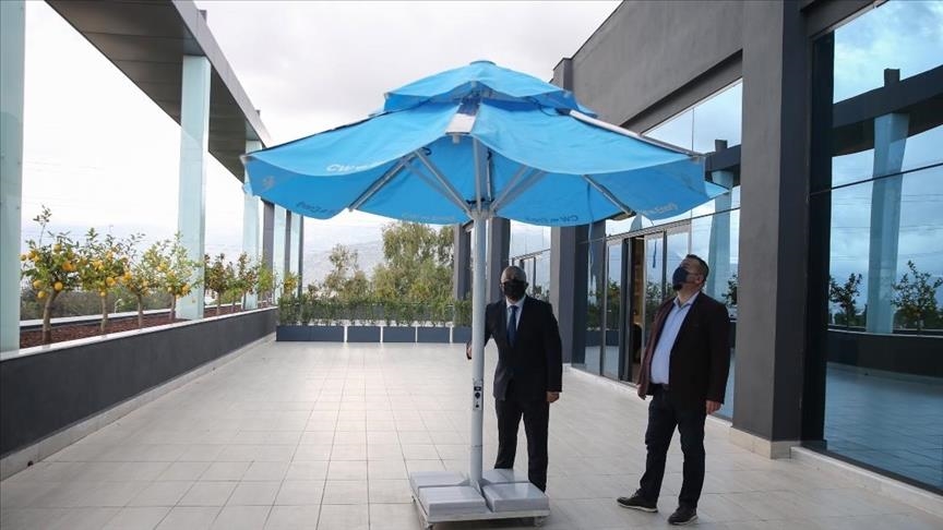 Parasoles con paneles solares de fabricación turca estarán en las playas el próximo verano