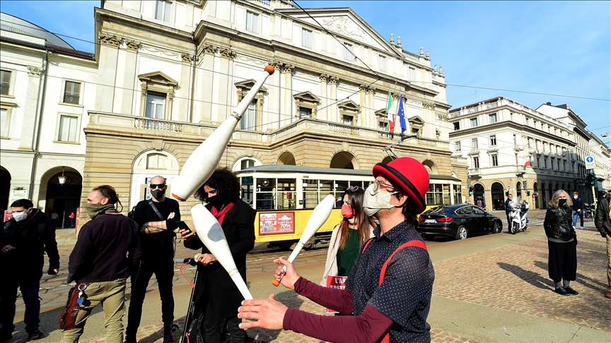 Italy mulls Christmas lockdown after weekend crowds