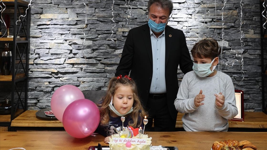 Izmir Depreminin Sembol Ismi Ayda Ya Surpriz Dogum Gunu Kutlamasi