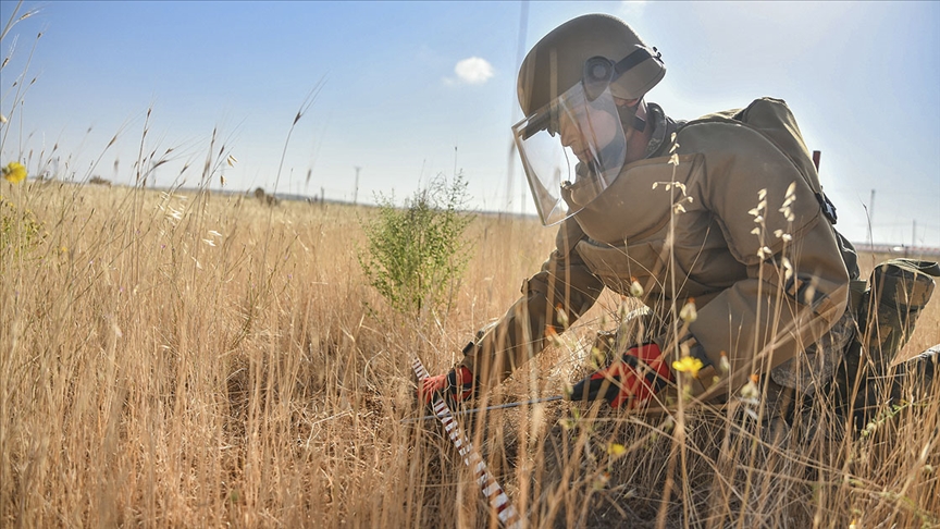 TSK'nın ÖMAT timleri Karabağ'daki mayınlı arazilerin temizliği için göreve başladı
