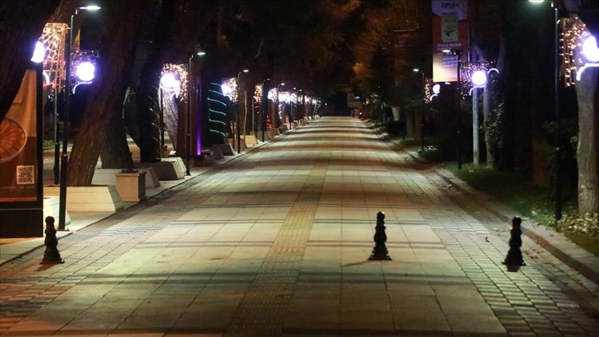 Weekend curfew becomes effective across Turkey
