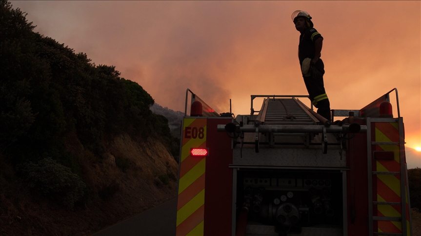 Fire destroys 1,000 homes in South Africa