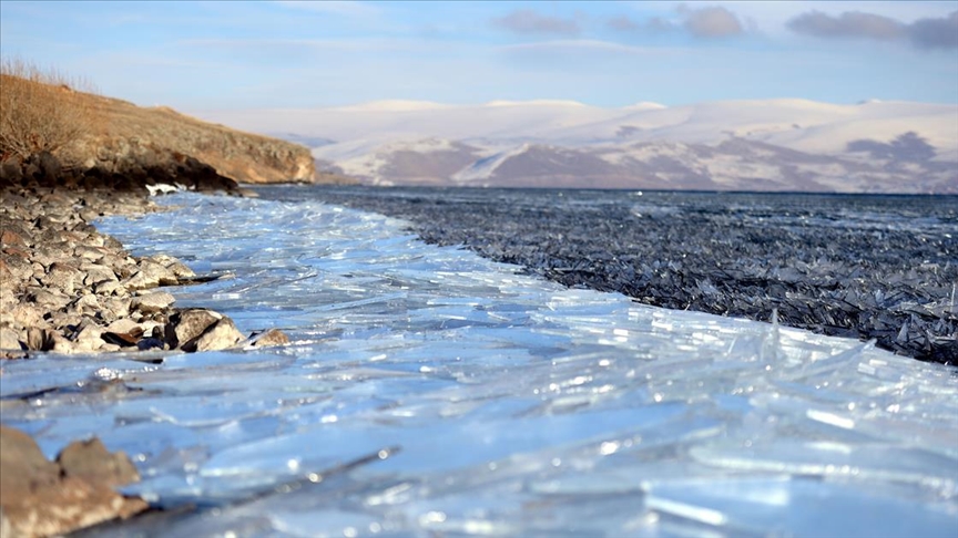 Çıldır Gölü'nde dalgaların ince buz tabakalarını kırıp kıyıya sürüklemesi görsel şölene dönüşüyor