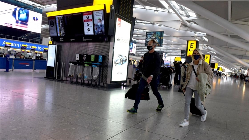 İngiltere'ye seyahat kısıtlamalarının ardından Londra'daki Heathrow Havalimanı'nda yoğunluk oluştu