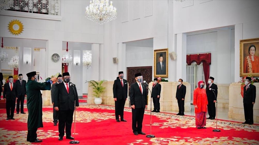 Bongkar pasang kabinet Jokowi di penghujung tahun