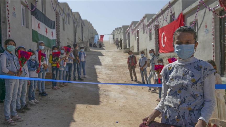 Turkish charity builds houses for Syrian families