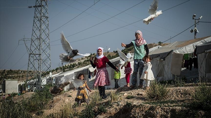 EU extends support for refugees in Turkey to early 2022