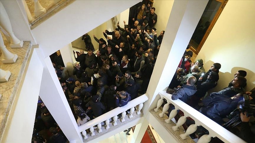Armenia: Protesters lay siege, demand premier resigns