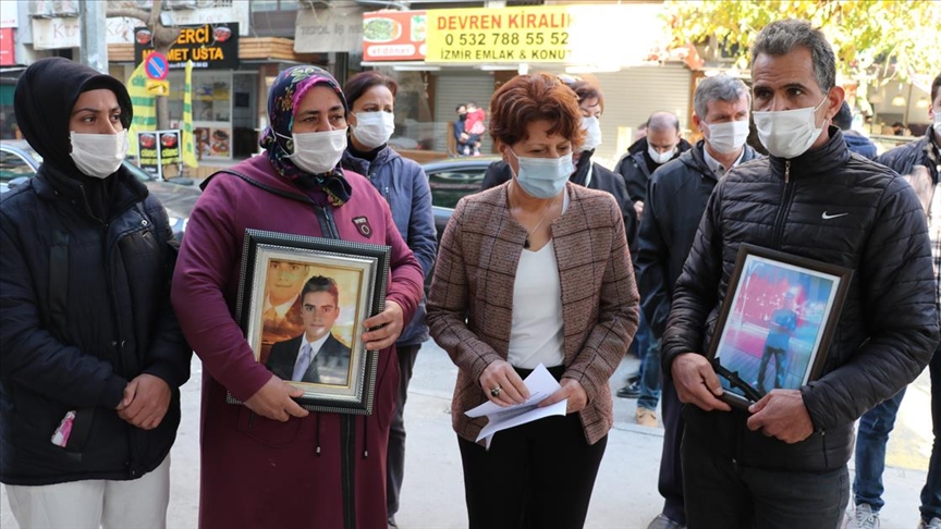 Hdp Izmir Il Baskanligi Onundeki Evlat Nobeti Devam Ediyor