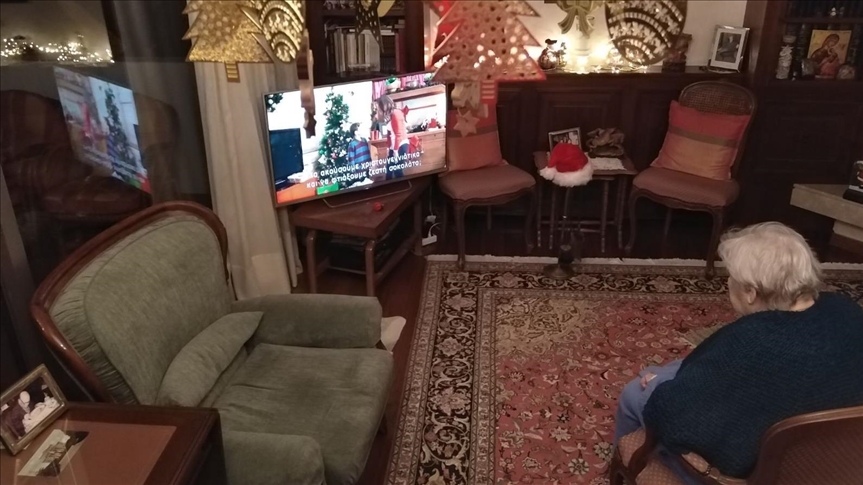 Amid virus, people in Greece make the best of Christmas spirit