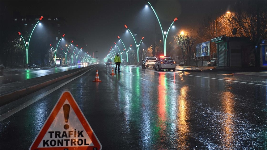 Hafta sonu uygulanacak sokağa çıkma kısıtlaması başladı