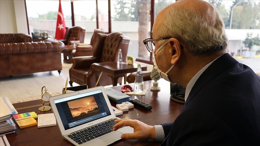 İzmir Valisi Köşger'in seçimi 'Gün batımında çiftçiler' fotoğrafı oldu