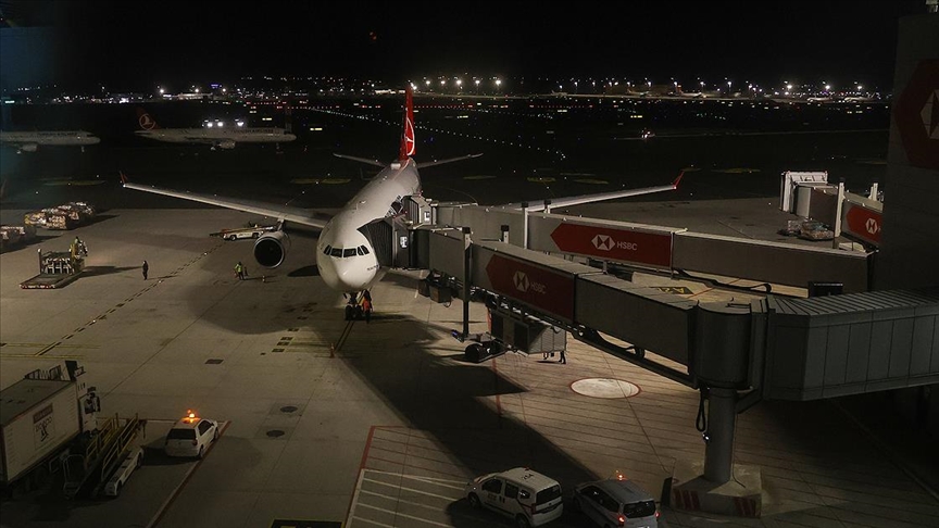 THY Kovid-19 mutasyonu riski nedeniyle uçuşların durdurulduğu İngiltere'den tahliye seferi yaptı