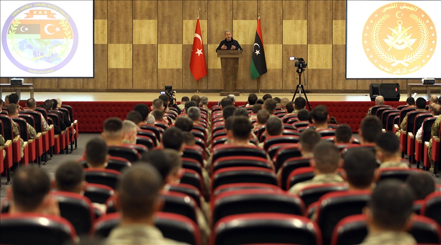 Ο Τούρκος αρχηγός άμυνας επισκέπτεται Τούρκους στρατιώτες στη Λιβύη