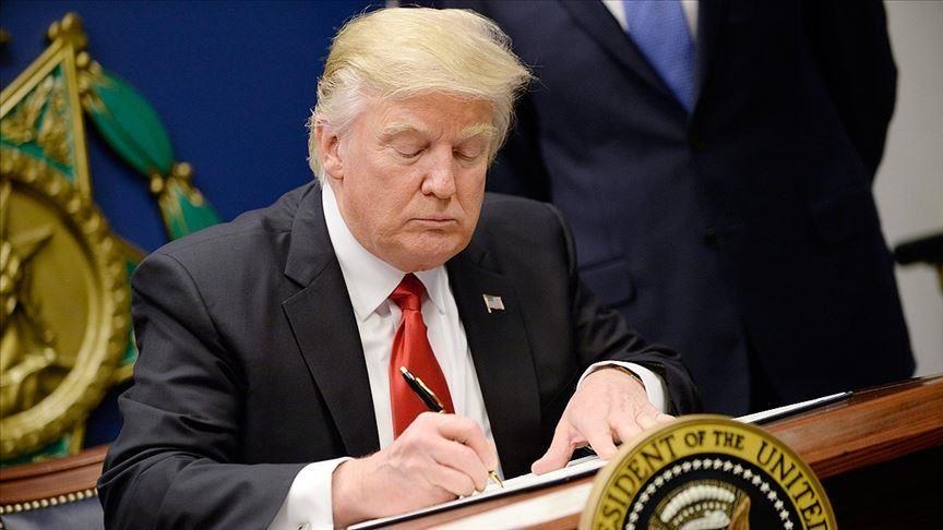 Trump firma el plan de estímulo ante el coronavirus y evita el cierre del Gobierno