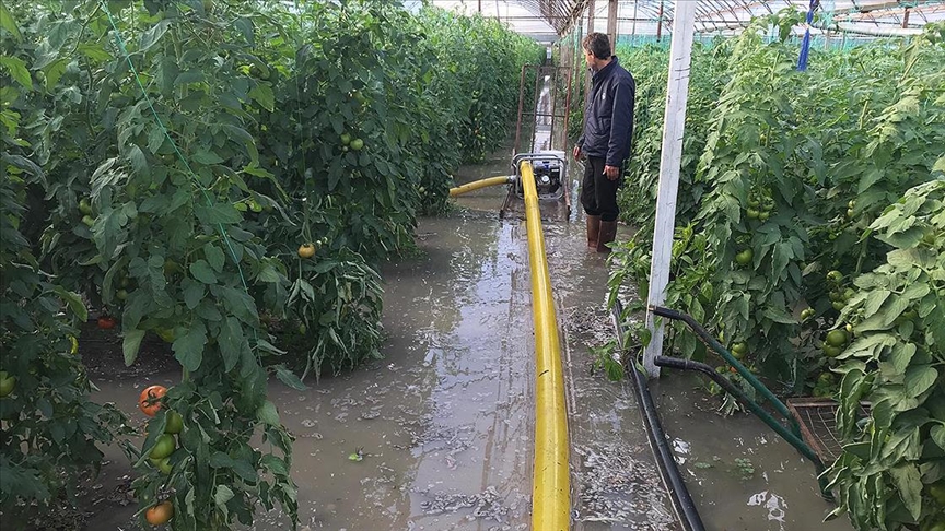Antalya'da sağanak nedeniyle seraları su bastı