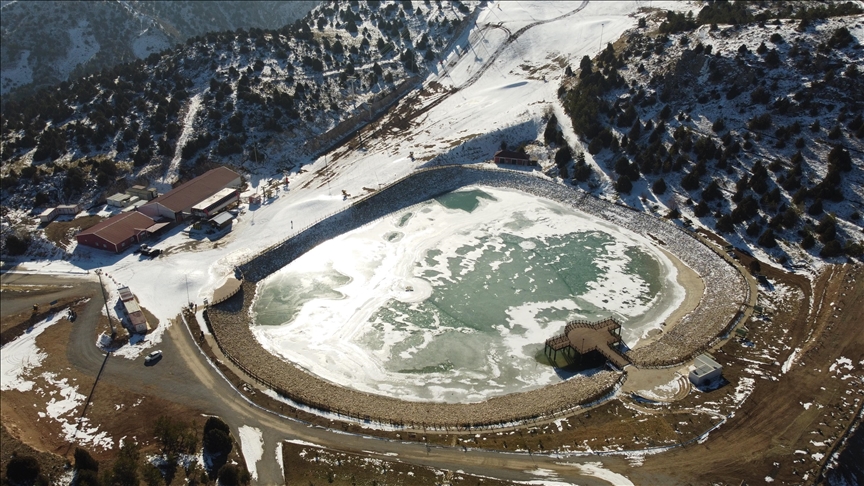 erzincan in yuzeyi buz tutan ardicli