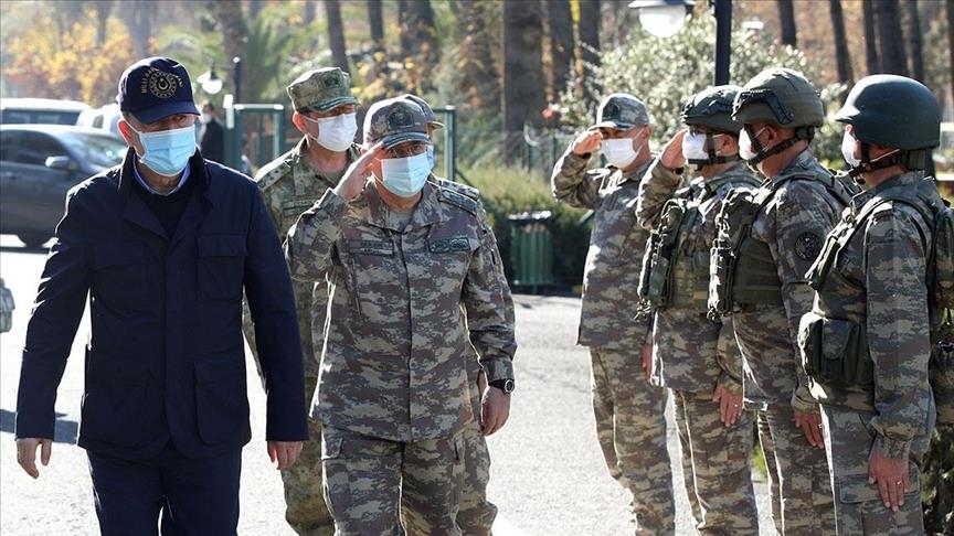 وزير الدفاع التركي يتفقد قواته على الحدود مع سوريا 