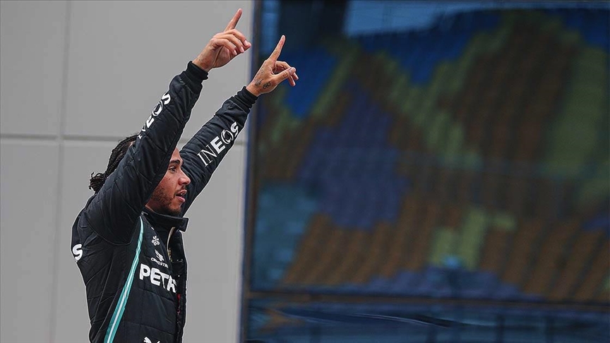Formula 1 şampiyonu Lewis Hamilton'a şövalye unvanı verildi