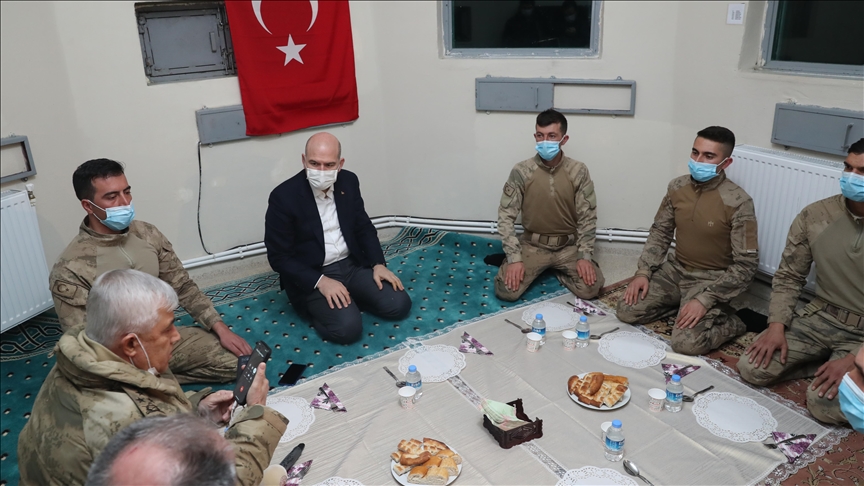 İçişleri Bakanı Süleyman Soylu, yılın ilk kahvaltısını geceyi geçirdiği üs bölgesindeki askerlerle yaptı