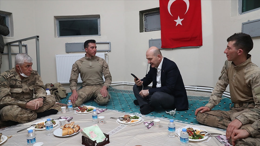 İçişleri Bakanı Soylu yeni yıla Belbuka kalekol üs bölgesindeki askerlerle girdi