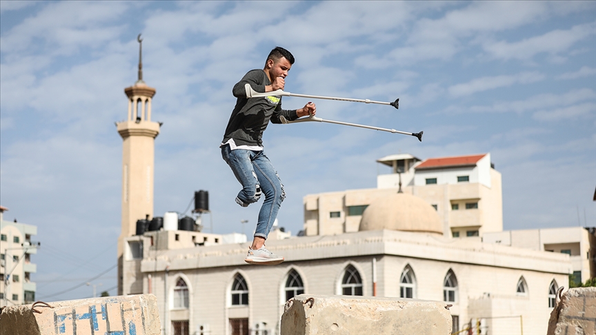 بـساق واحدة شاب فلسطيني يمارس الباركور بغزة قصة إنسانية