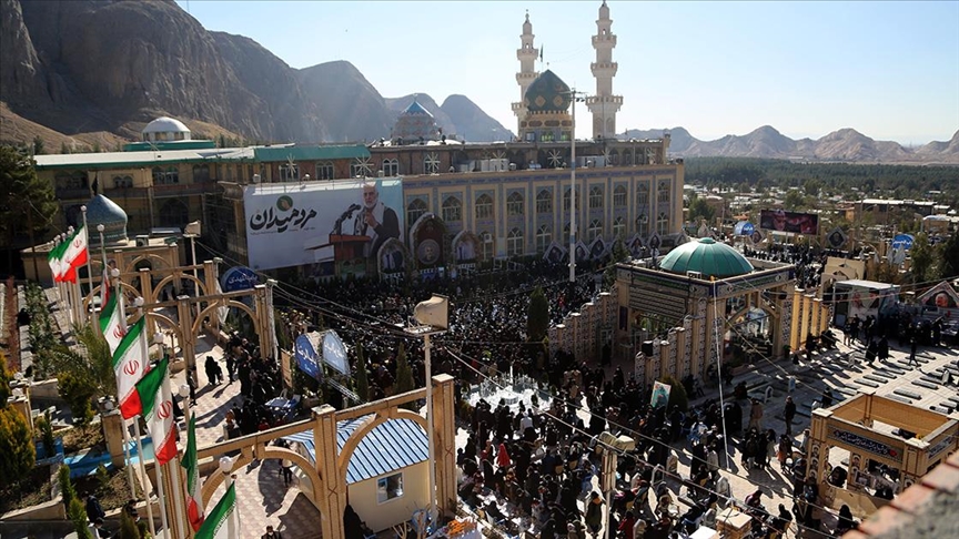 إيران.. الآلاف يزورون ضريح سليماني في ذكرى اغتياله