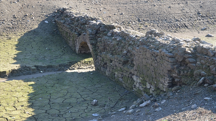Tarihi köprü sular çekilince gün yüzüne çıktı