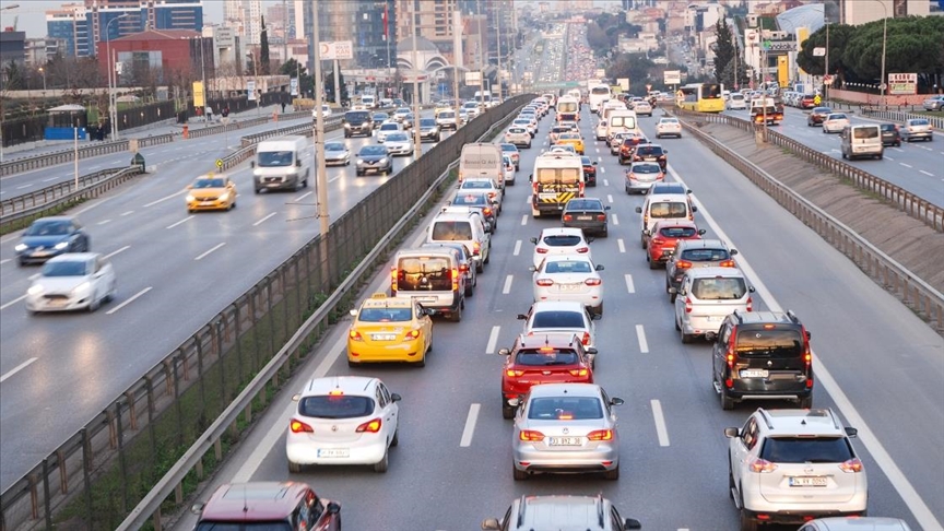 İstanbul'da kısıtlama sonrası trafikte oluşan yoğunluk sürüyor