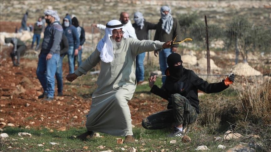 بالقمباز والمقلاع.. الفلسطيني "أبو العبد" يقاوم الاحتلال (تقرير)