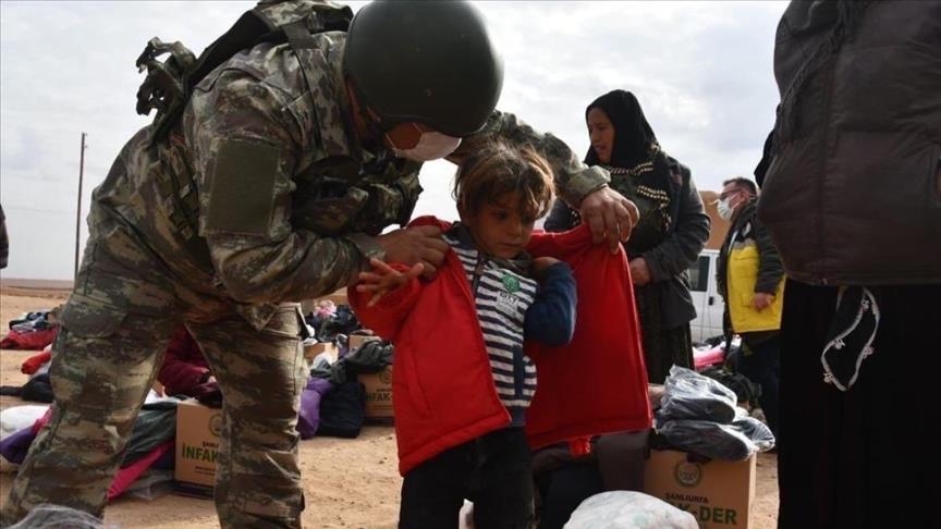 Turkish troops provide aid to children in N.Syria