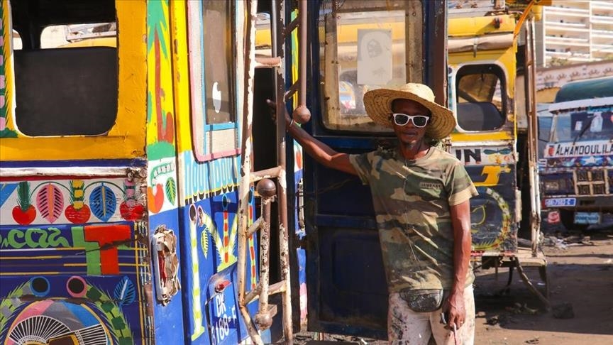 Arti rrugor me rrota, minibusët shumëngjyrësh pjesë e pandashme e kryeqytetit senegalez 