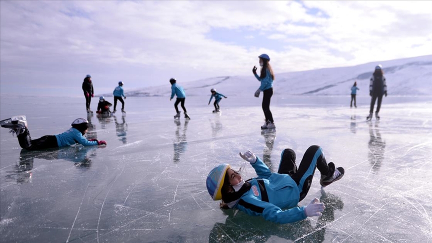 Yuzeyi Donan Cildir Golu Nde Buz Pateni Keyfi
