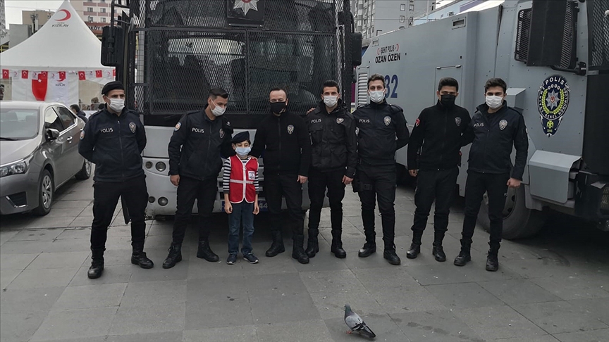 Küçük Mehmet'in doğum gününde hayalini 'polis amcaları' gerçekleştirdi