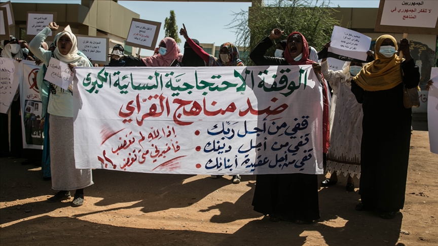 سودانيات يطالبن بحذف لوحة "خلق آدم" من كتاب دراسي