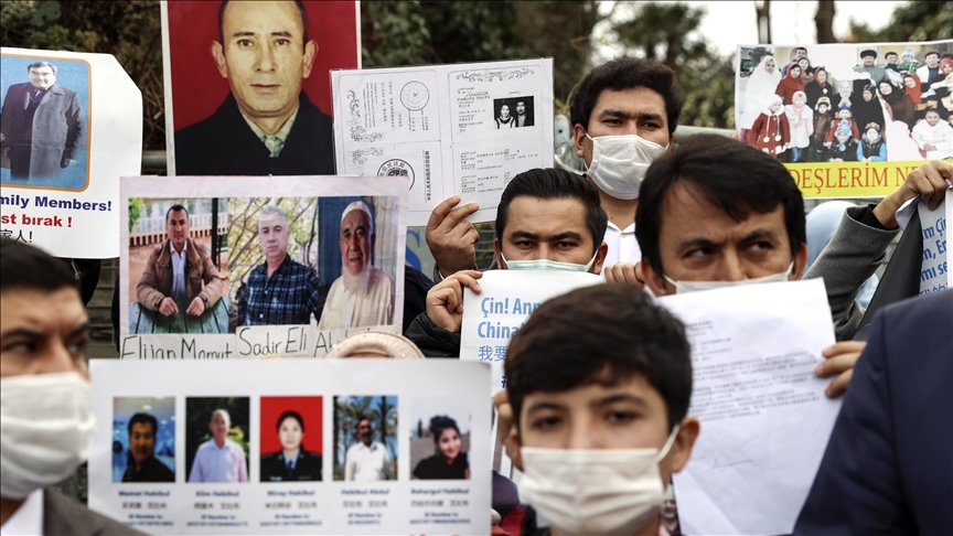 La manifestation des Turcs Ouïghours devant le consulat chinois d’Istanbul continue