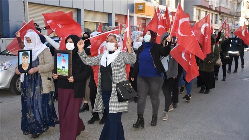 Des familles victimes du terrorisme manifestent devant le bâtiment du HDP