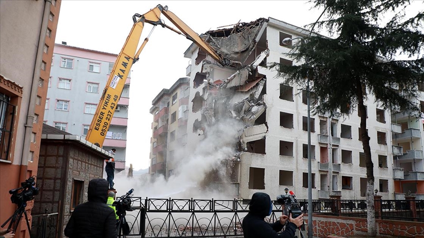Rize'de 'Pisa Kuleleri' diye adlandırılan binaların da bulunduğu yapıların yıkımına başlandı
