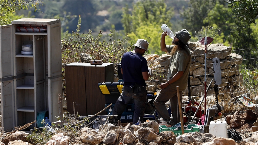 İsrail Batı Şeria'da Filistinlilerin inşaat çalışmalarını engellemek için Yahudi yerleşimcileri kullanıyor