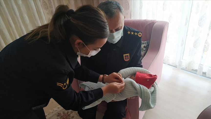 Giresun'daki selde şehit olan askerin doğum yapan eşine jandarmadan ziyaret