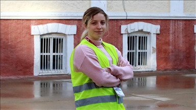Burcu öğretmen dersten sonra Kovid-19 hastalarına yardıma koşuyor