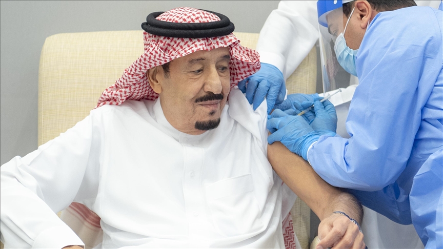 Rey saudí recibe la primera dosis de vacuna contra el coronavirus