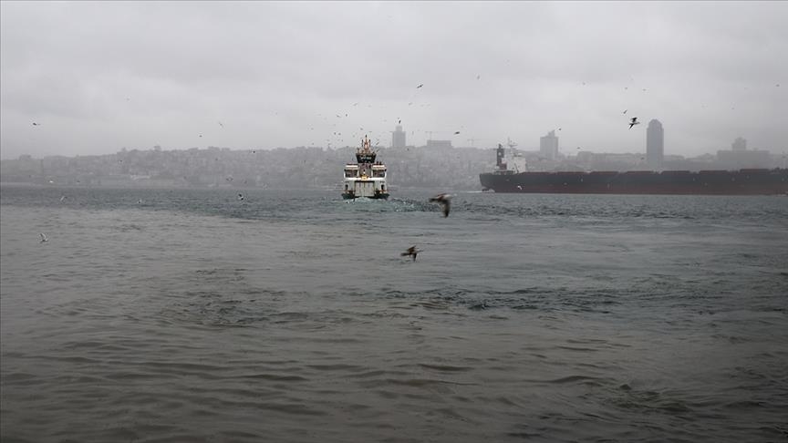 بحر إسطنبول يتحول إلى اللون البني جراء الأمطار الغزيرة