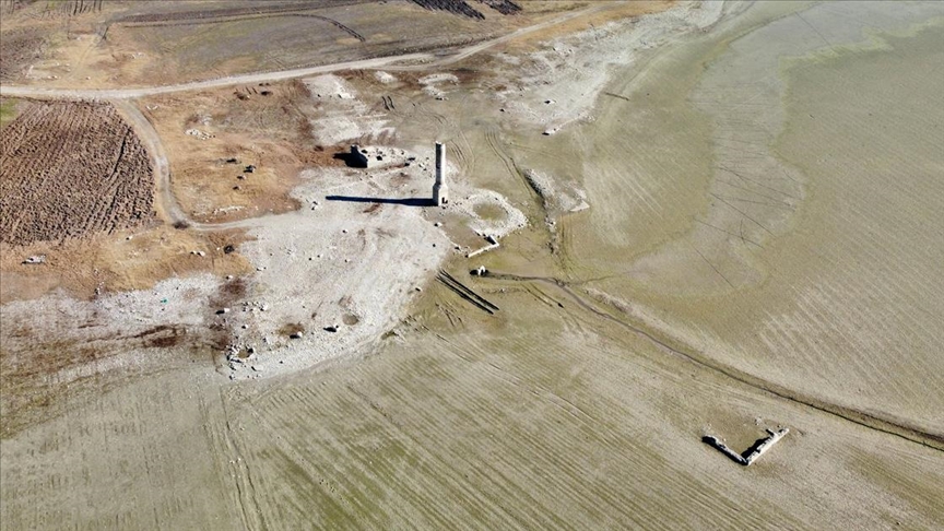 Baraj suları çekilince eski köy ortaya çıktı