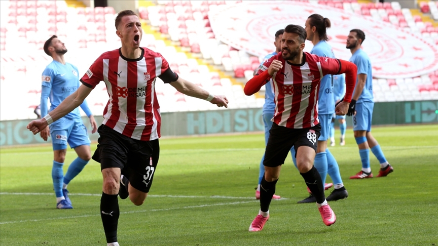 Sivassporlu Hakan Arslan takımındaki forvetleri geride bıraktı 