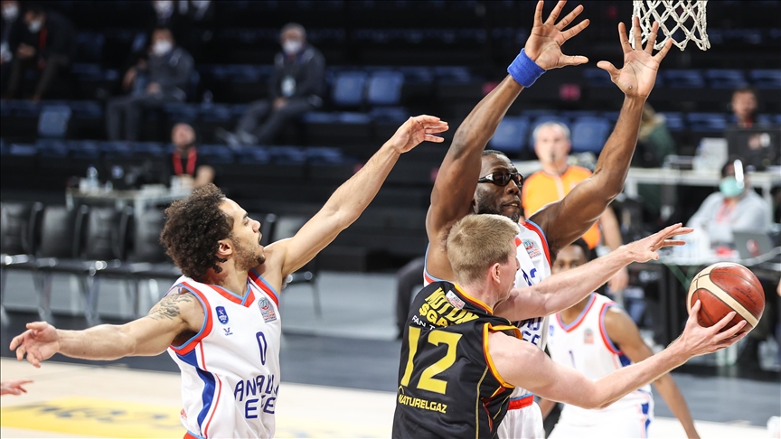 Anadolu Efes beat Galatasaray 90-80 in basketball derby