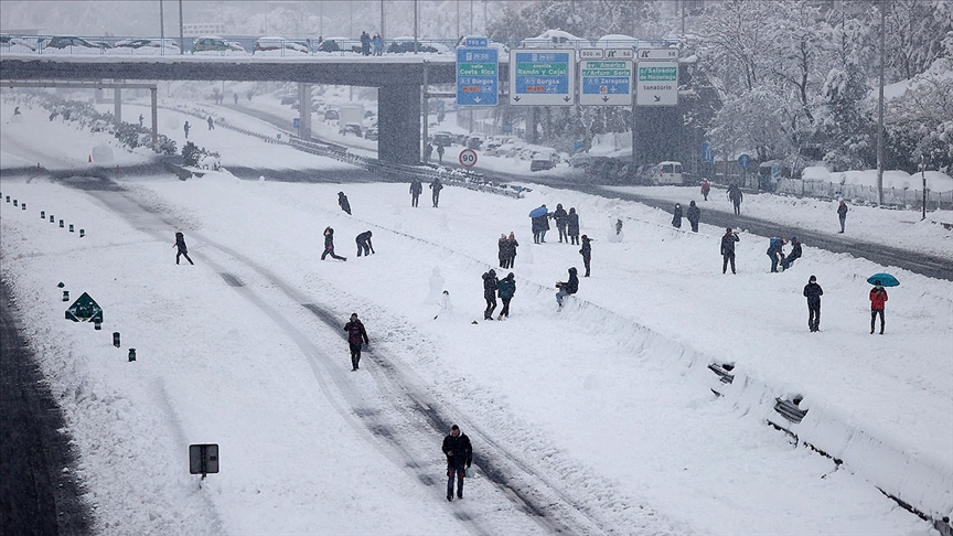 İspanya'da yoğun kar yağışı nedeniyle hayat durma noktasına geldi